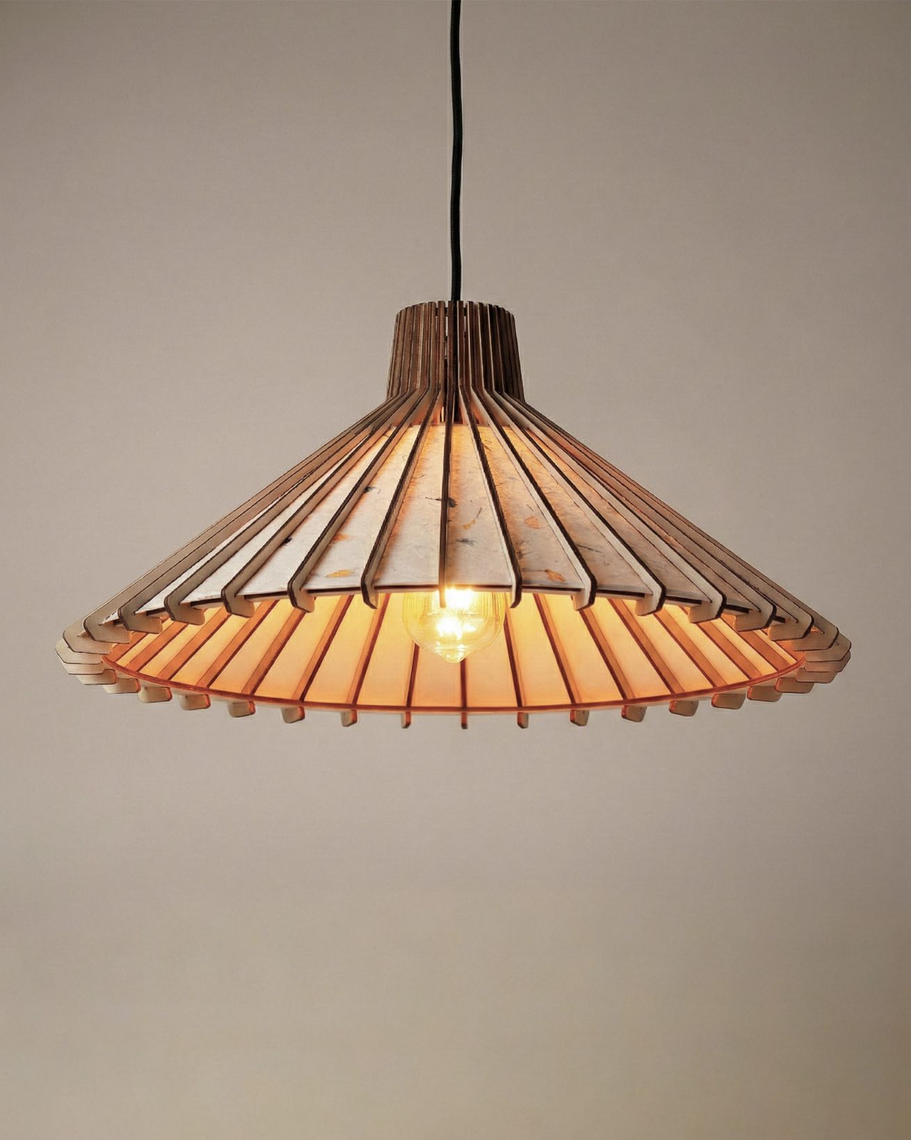 Lampa wisząca Haru z suszonymi roślinami zawieszona nad stołem w przytulnym, jasnym wnętrzu. Naturalny akcent dekoracyjny w stylu Organic Modern.