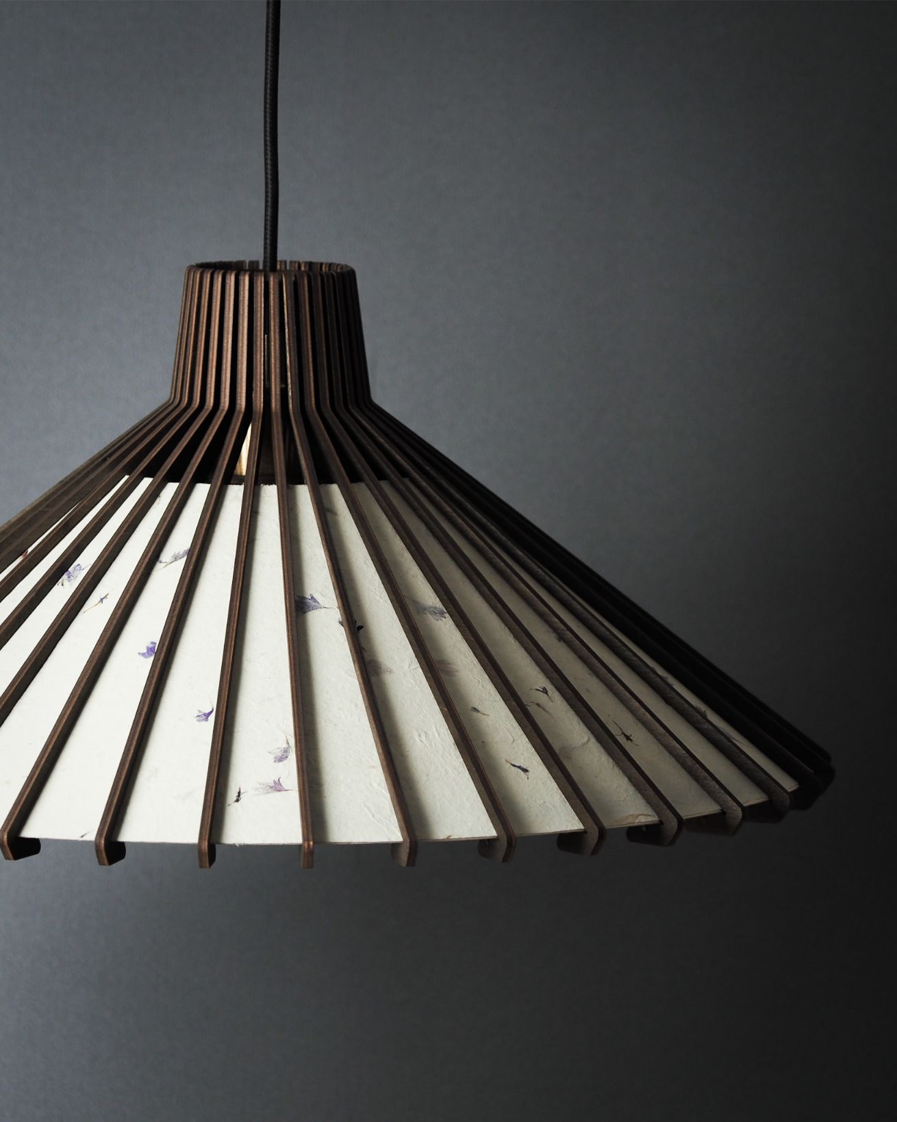 Drewniana lampa wisząca Haru w ciemnym wybarwieniu. Geometryczna, ażurowa konstrukcja z papierem botanicznym w stylu Wabi-sabi.