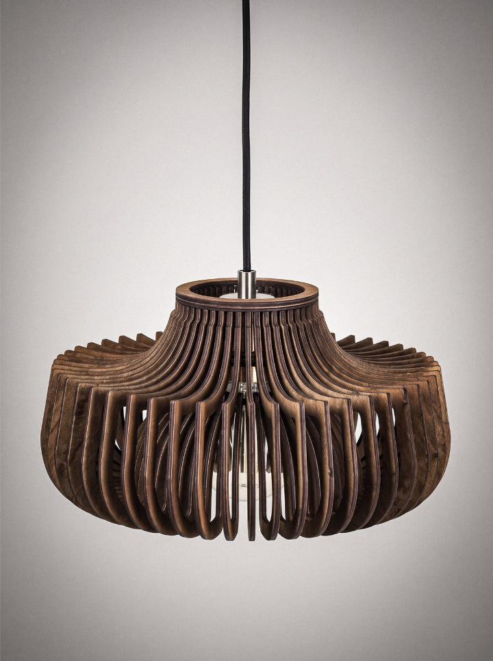 lampa wisząca z drewna ciemnego