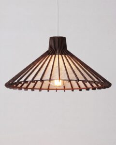 abazur lampy wiszącej jasny papier i ciemne drewno