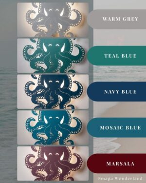 Paleta pięciu kolorów dla drewnianej lampki ośmiornicy: Warm Grey, Teal Blue, Navy Blue, Mosaic Blue i Marsala, zaprezentowana na próbkach drewna.